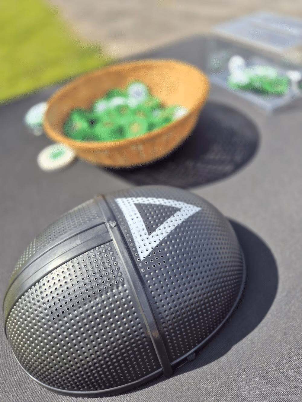 Masque en premier plan avec un signe triangle et jetons vert en arrière plan