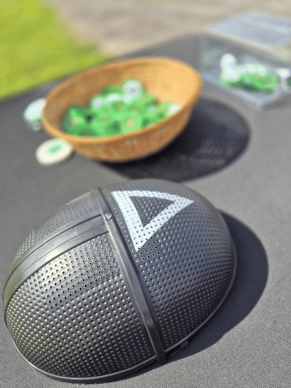 Masque en premier plan avec un signe triangle et jetons vert en arrière plan