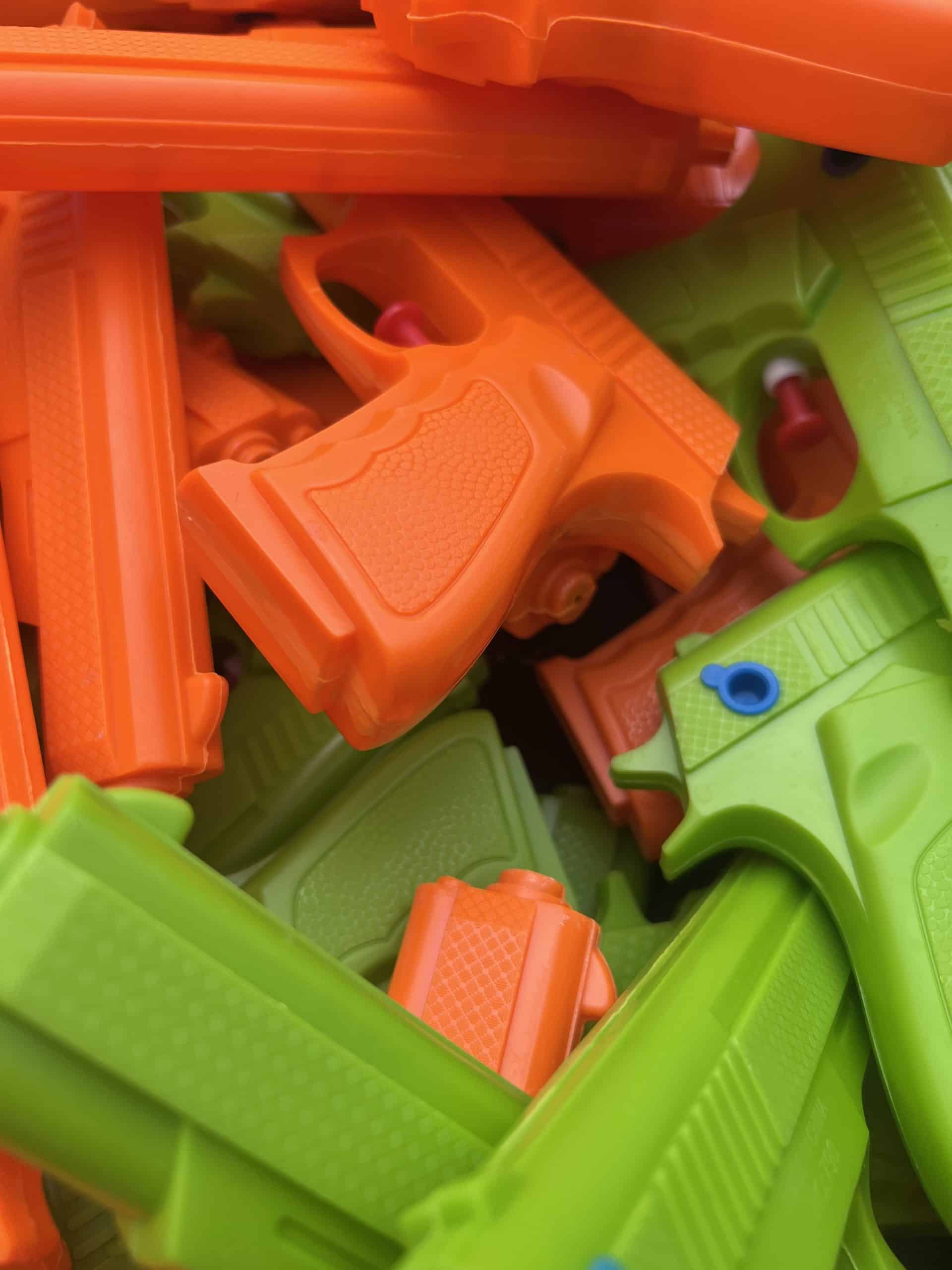 vue zoomée sur le lot de pistolet à eau vert et orange