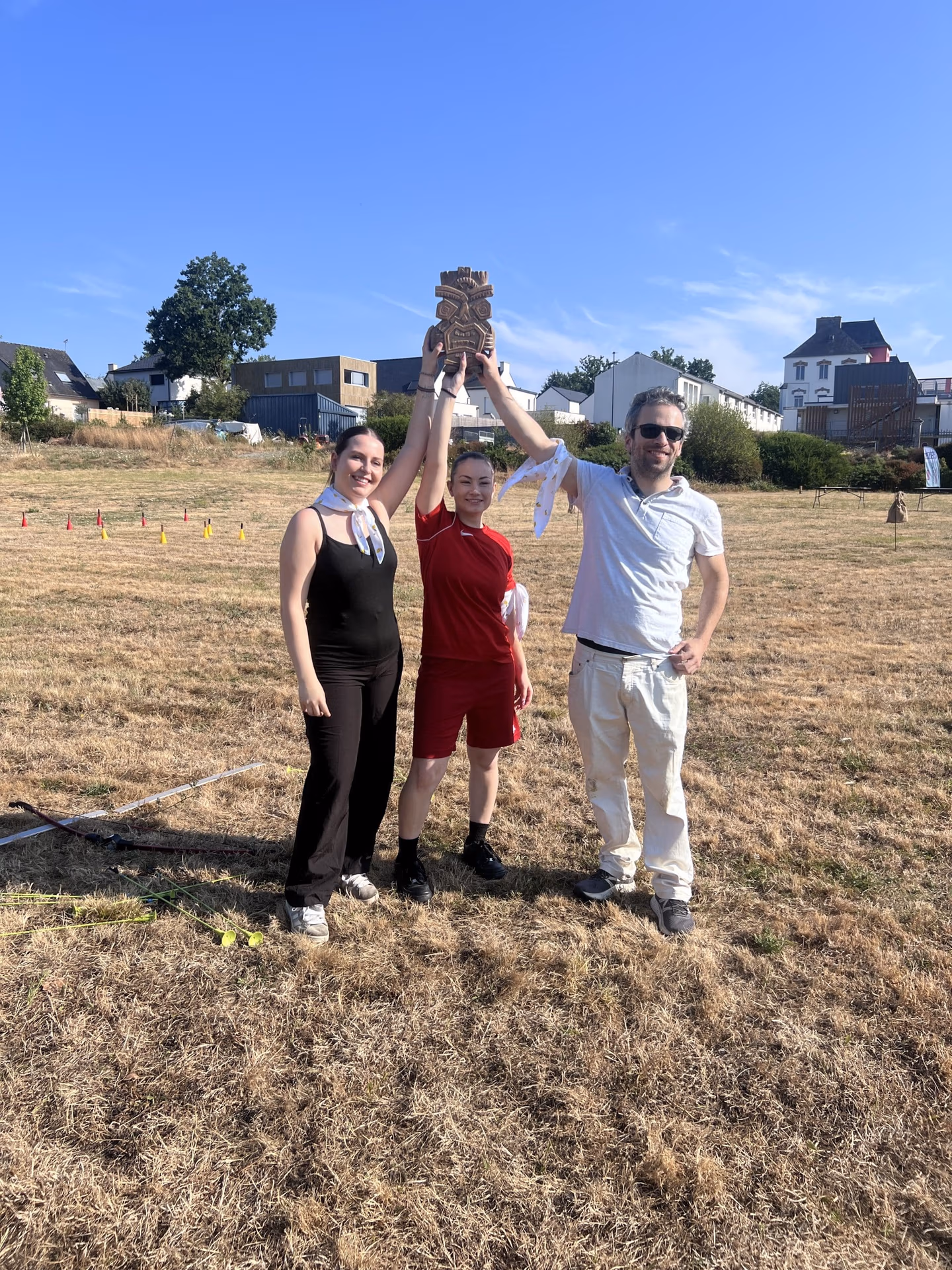 participants brandissant le totem
