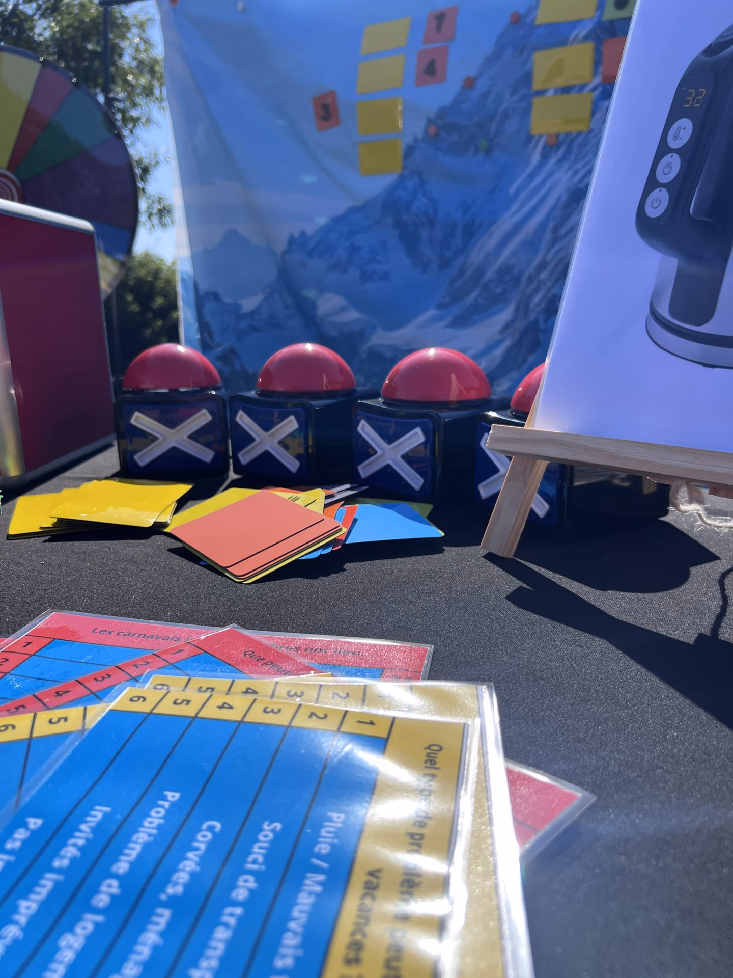 Plateau Télé avec buzzers croix et fiches de jeux