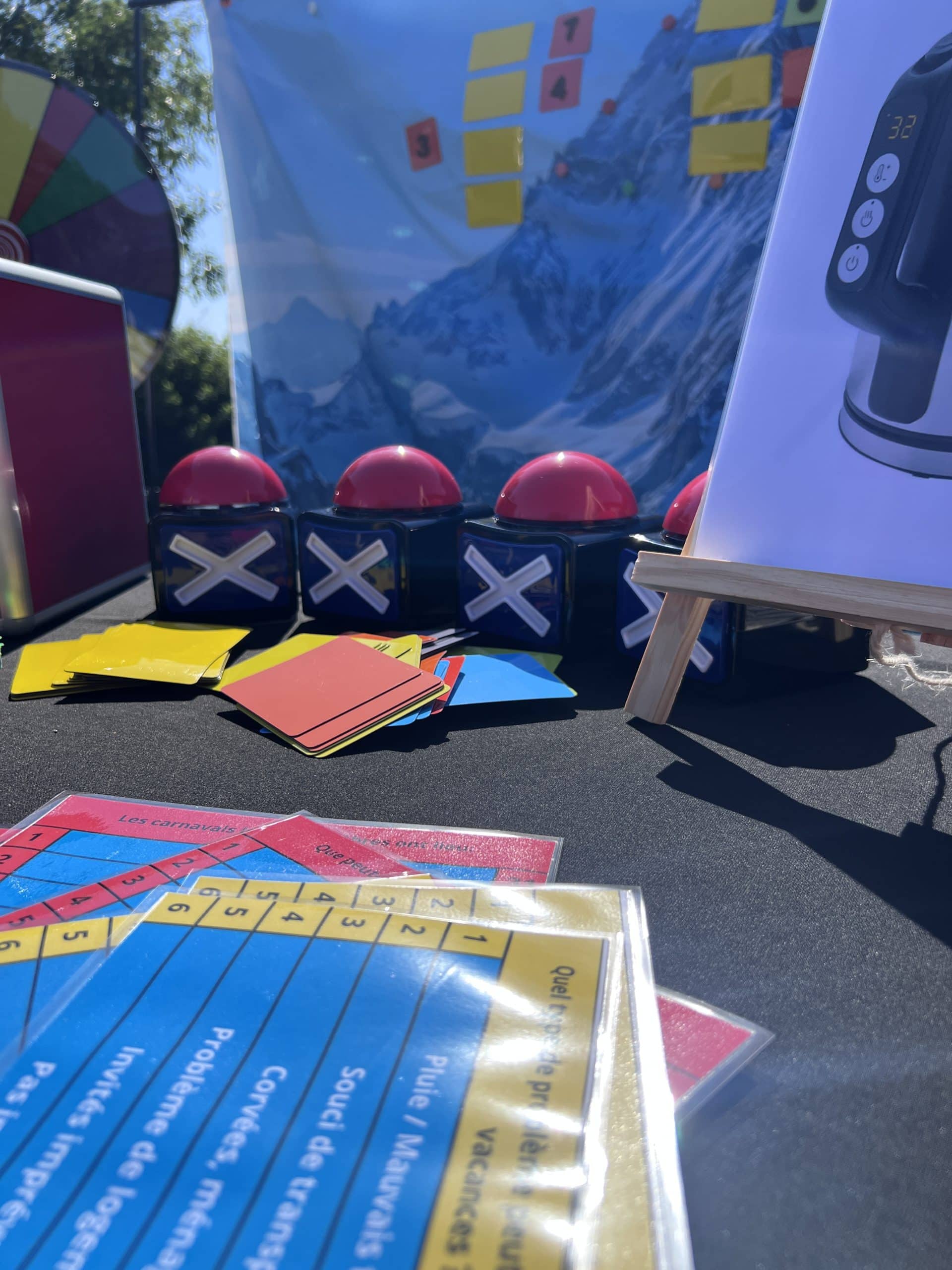 Plateau Télé avec buzzers croix et fiches de jeux