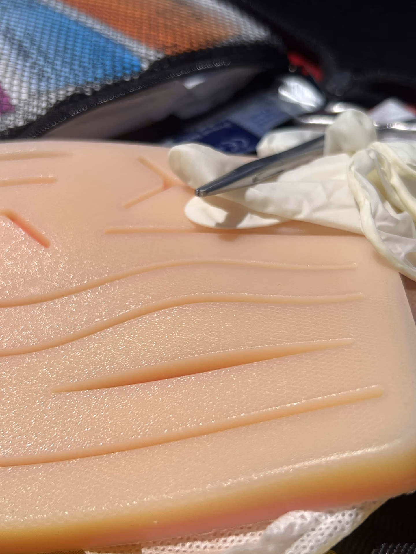vue du kit de suture avec une planche en silicone beige
