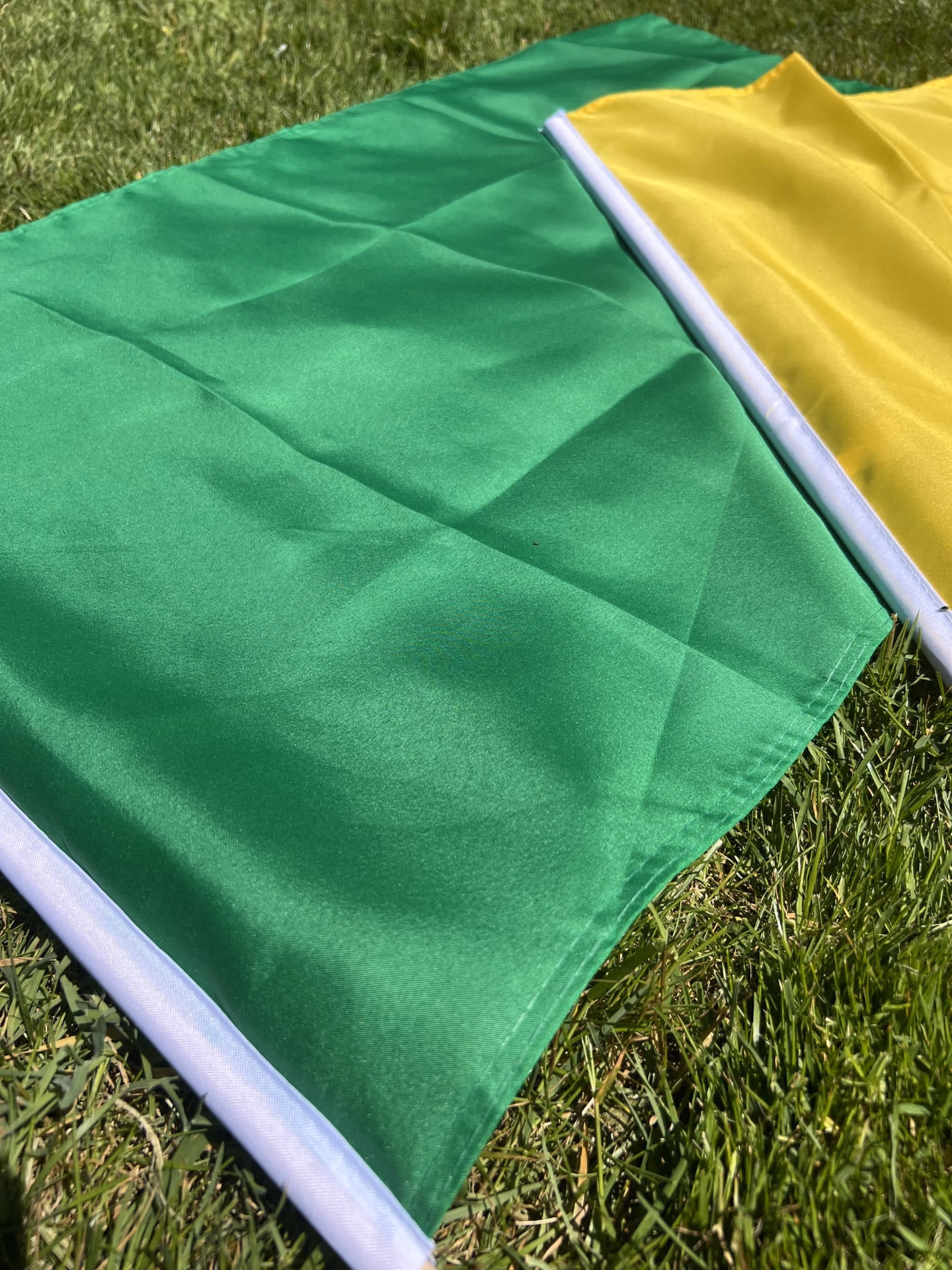 drapeaux jaune et vert étalés au sol