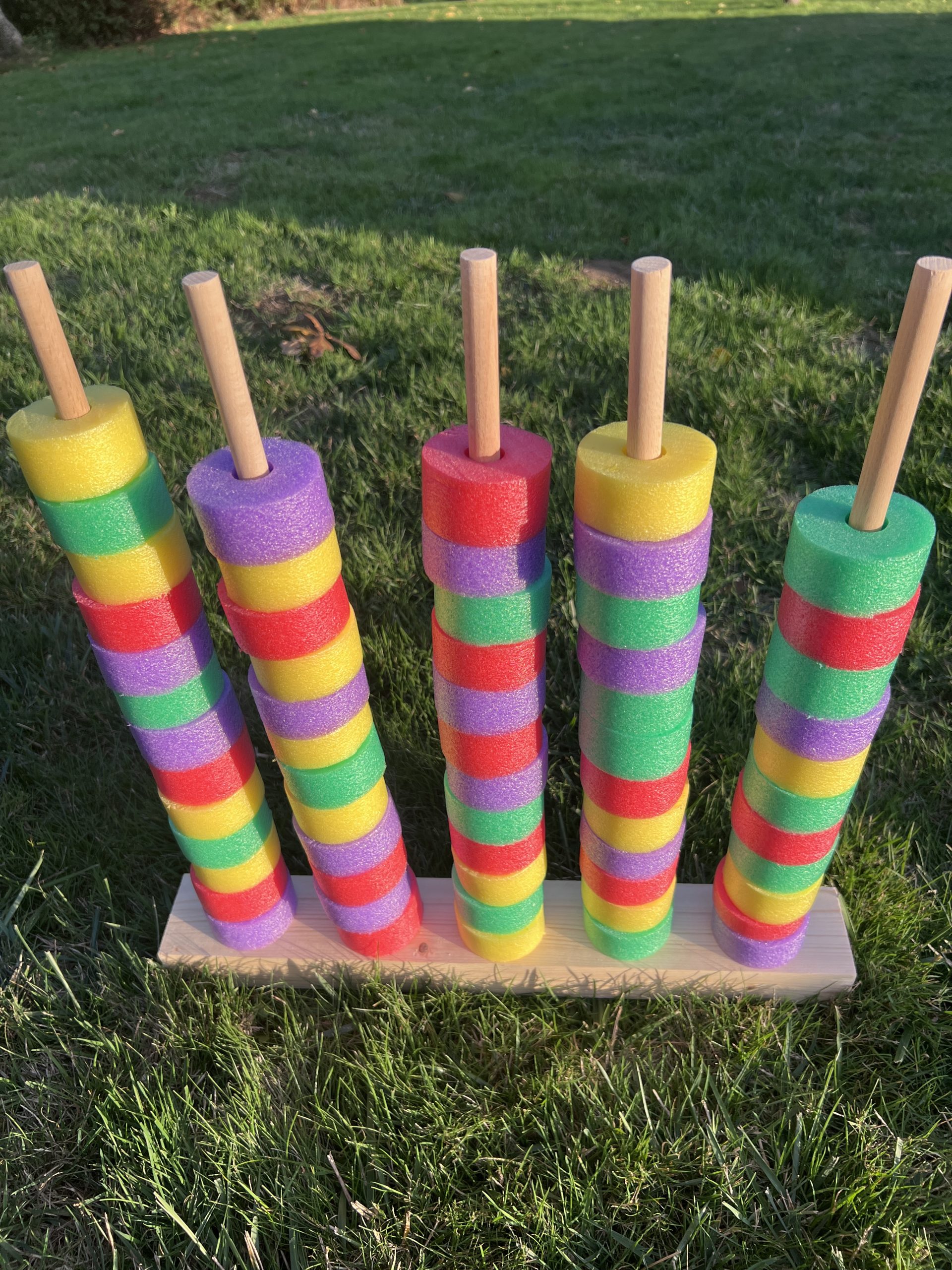 baton en bois avec une pile de rond en mousse coloré mélangé