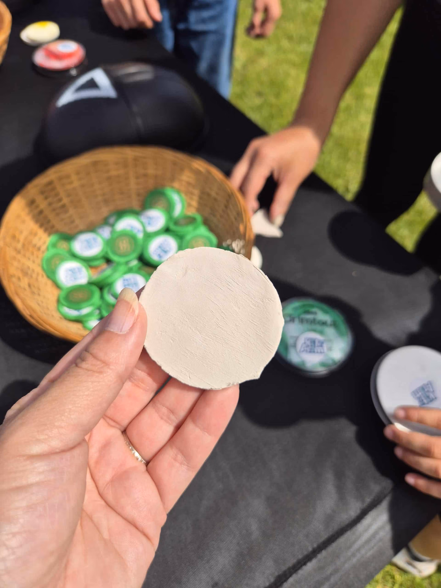 Dalgona de forme ronde avec le contour enlevé