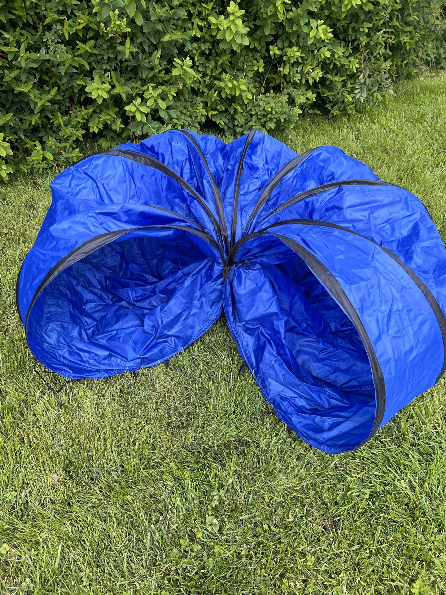 Tunnel bleu de 3 m de long et 60 cm de diamètre déplié, vue extérieure