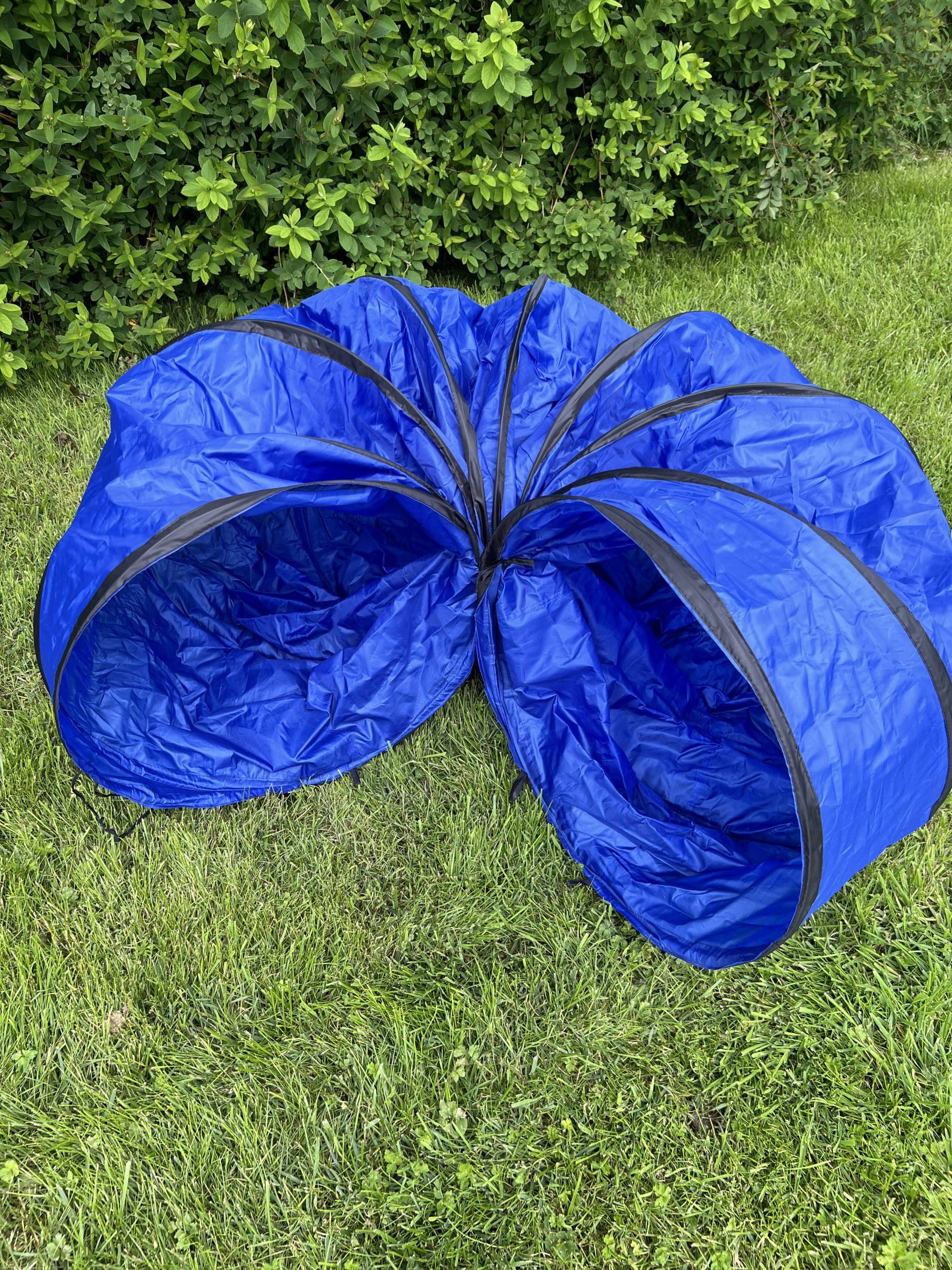 Tunnel bleu de 3 m de long et 60 cm de diamètre déplié, vue extérieure