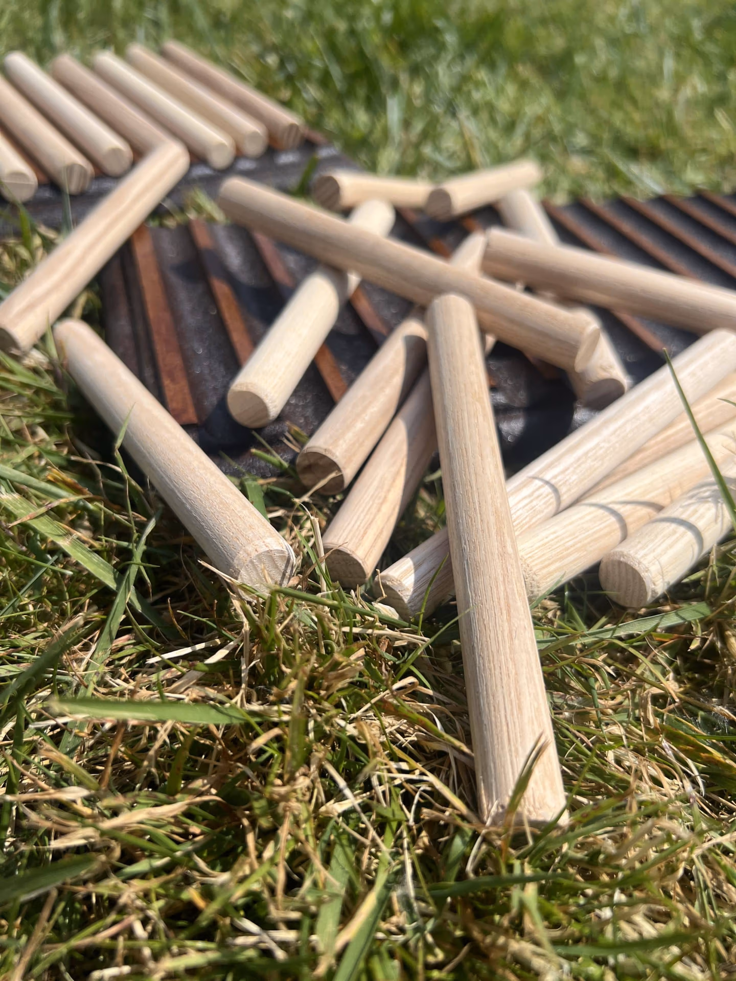 Gros plan sur les bâtonnets en bois du Jeu des Bâtonnets.