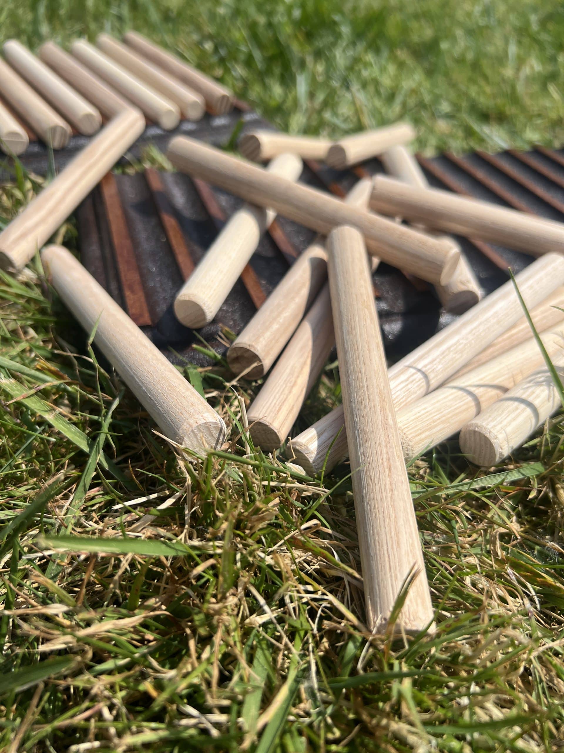 Gros plan sur les bâtonnets en bois du Jeu des Bâtonnets.