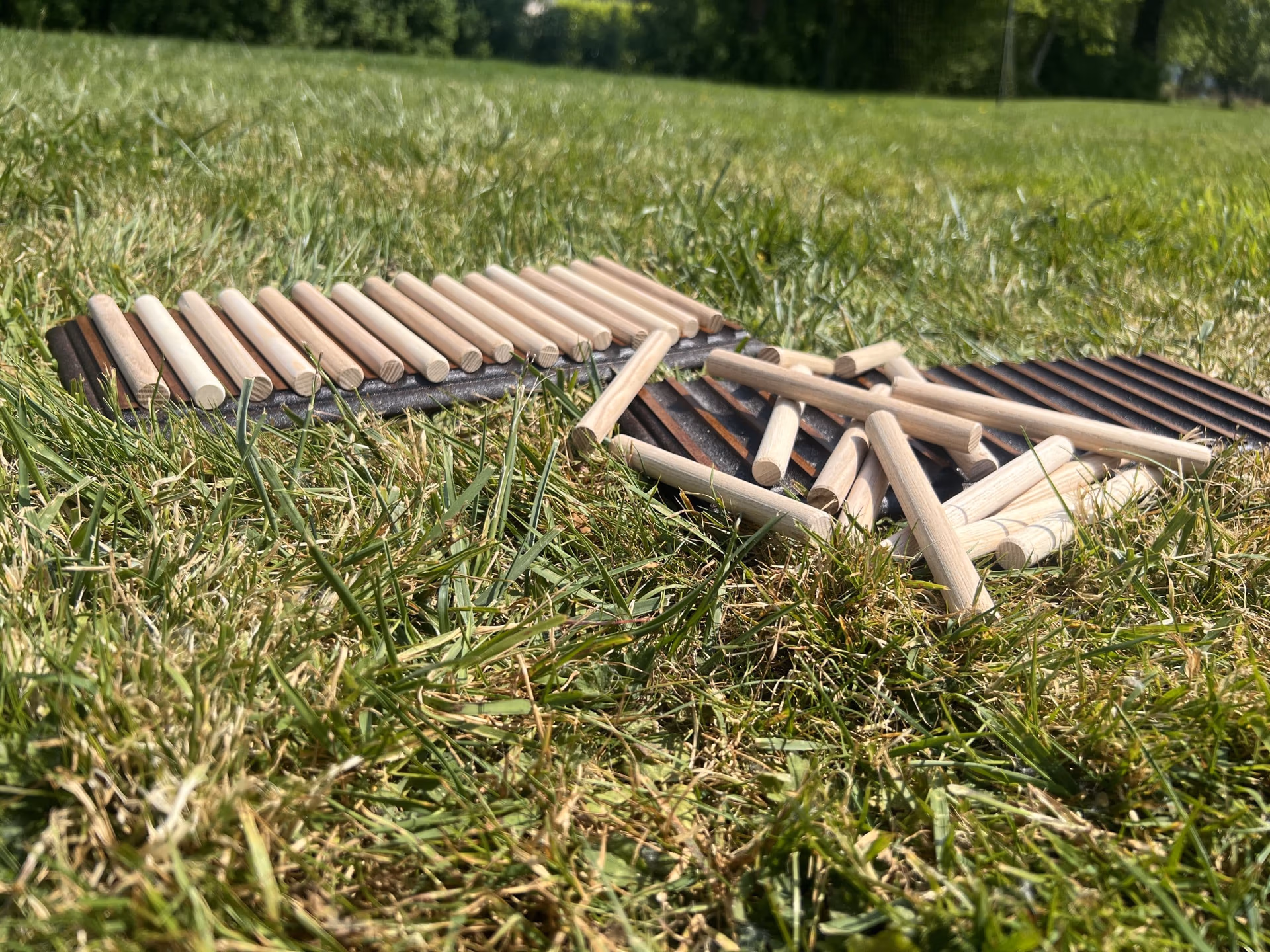 Deux jeux des Bâtonnets en bois présentés côte à côte.