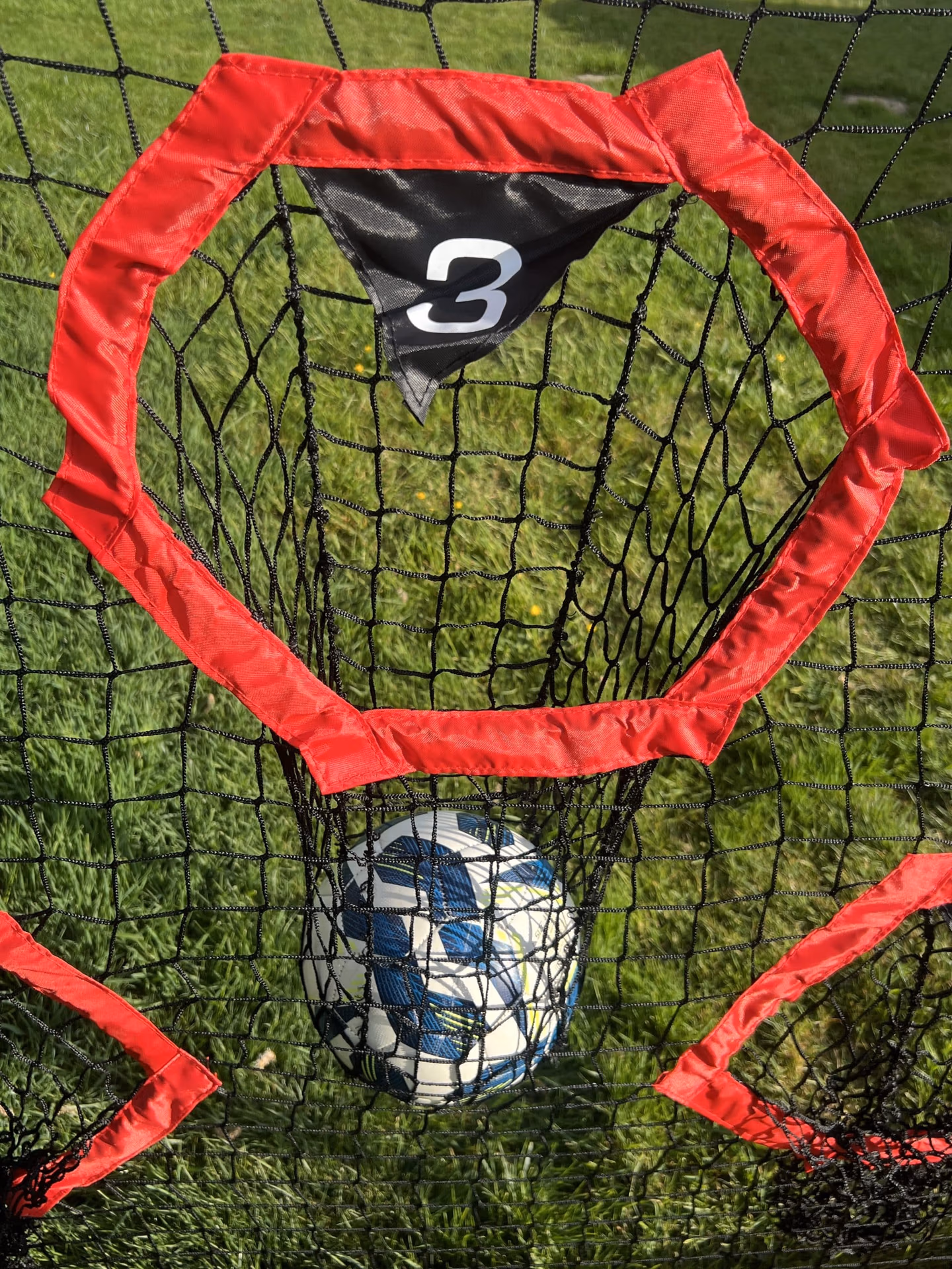 Gros plan sur une cible de foot du filet