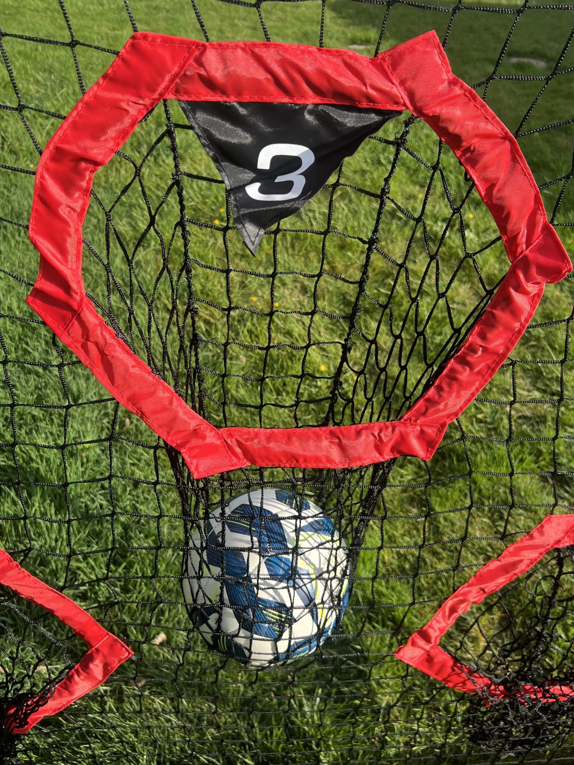 Gros plan sur une cible de foot du filet