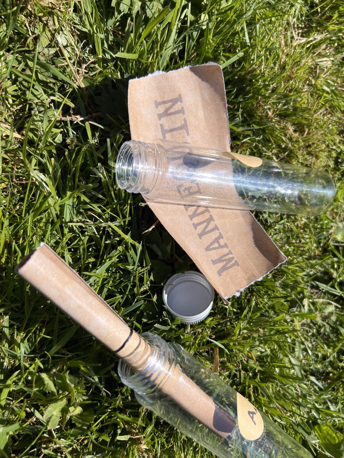 Tube transparent avec une feuille indice en parchemin