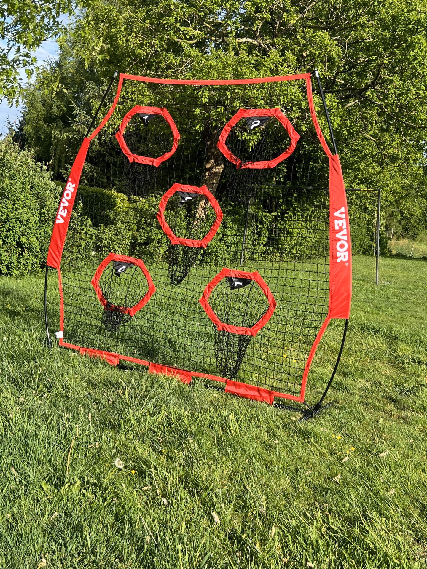 structure rouge et noir de marque vevor avec un filet noir tendu et des emplacements de cible