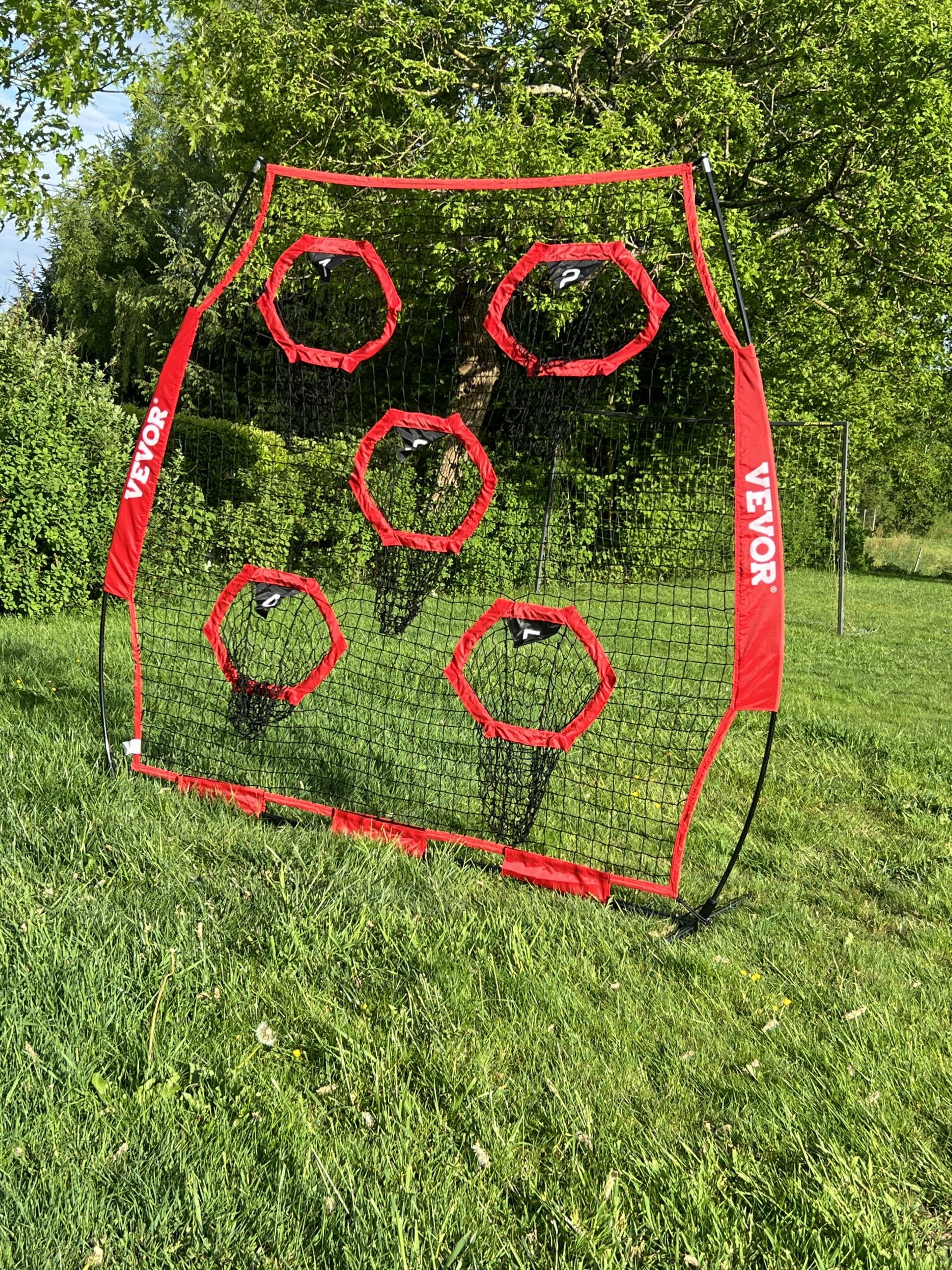 structure rouge et noir de marque vevor avec un filet noir tendu et des emplacements de cible