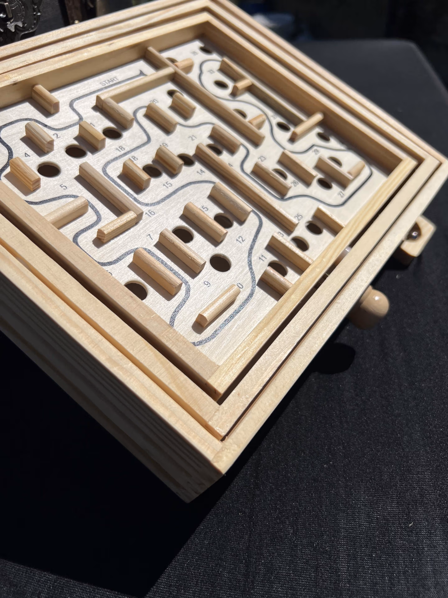 labyrinthe en bois composé de poignée et de trou