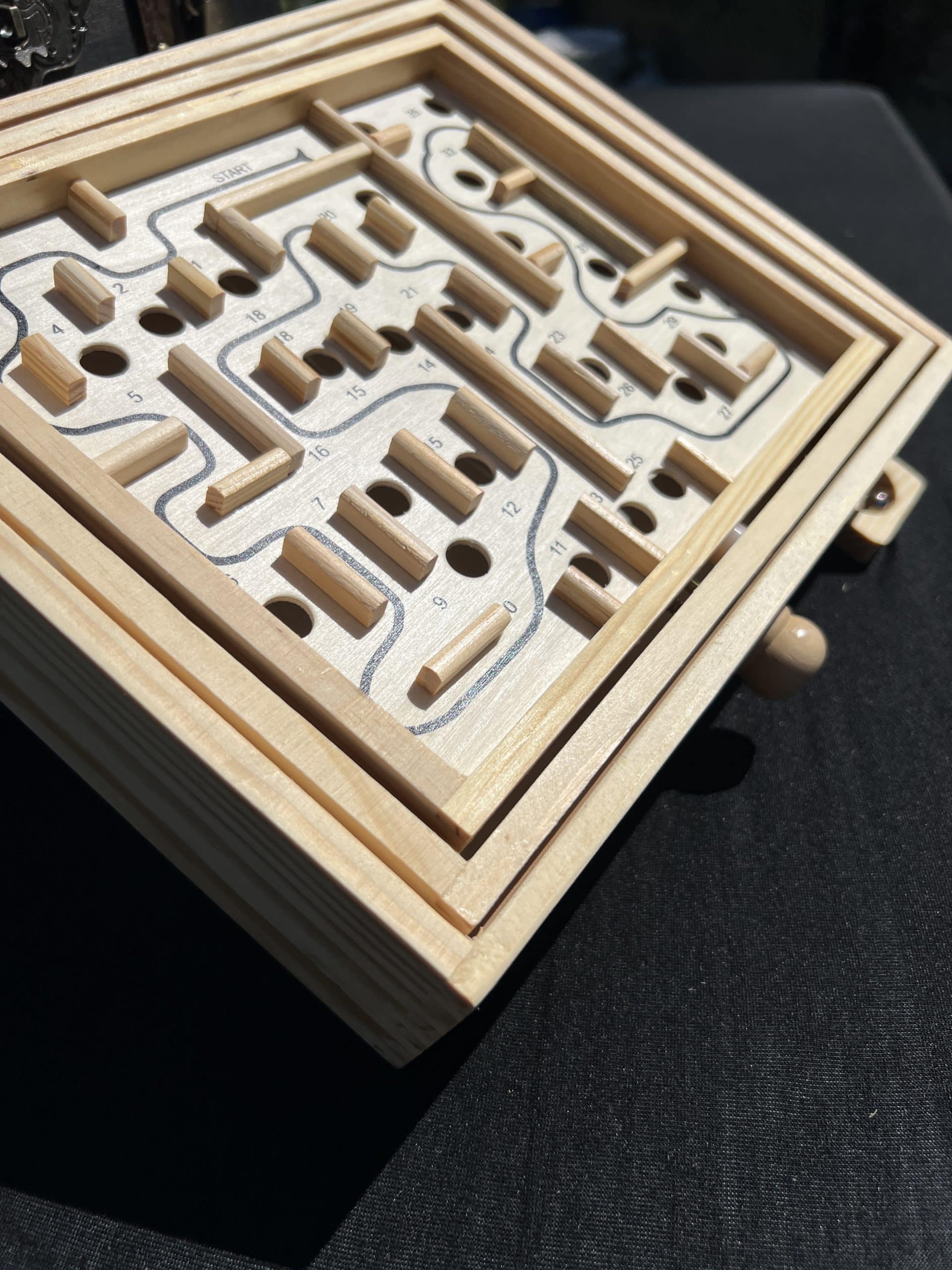 labyrinthe en bois composé de poignée et de trou