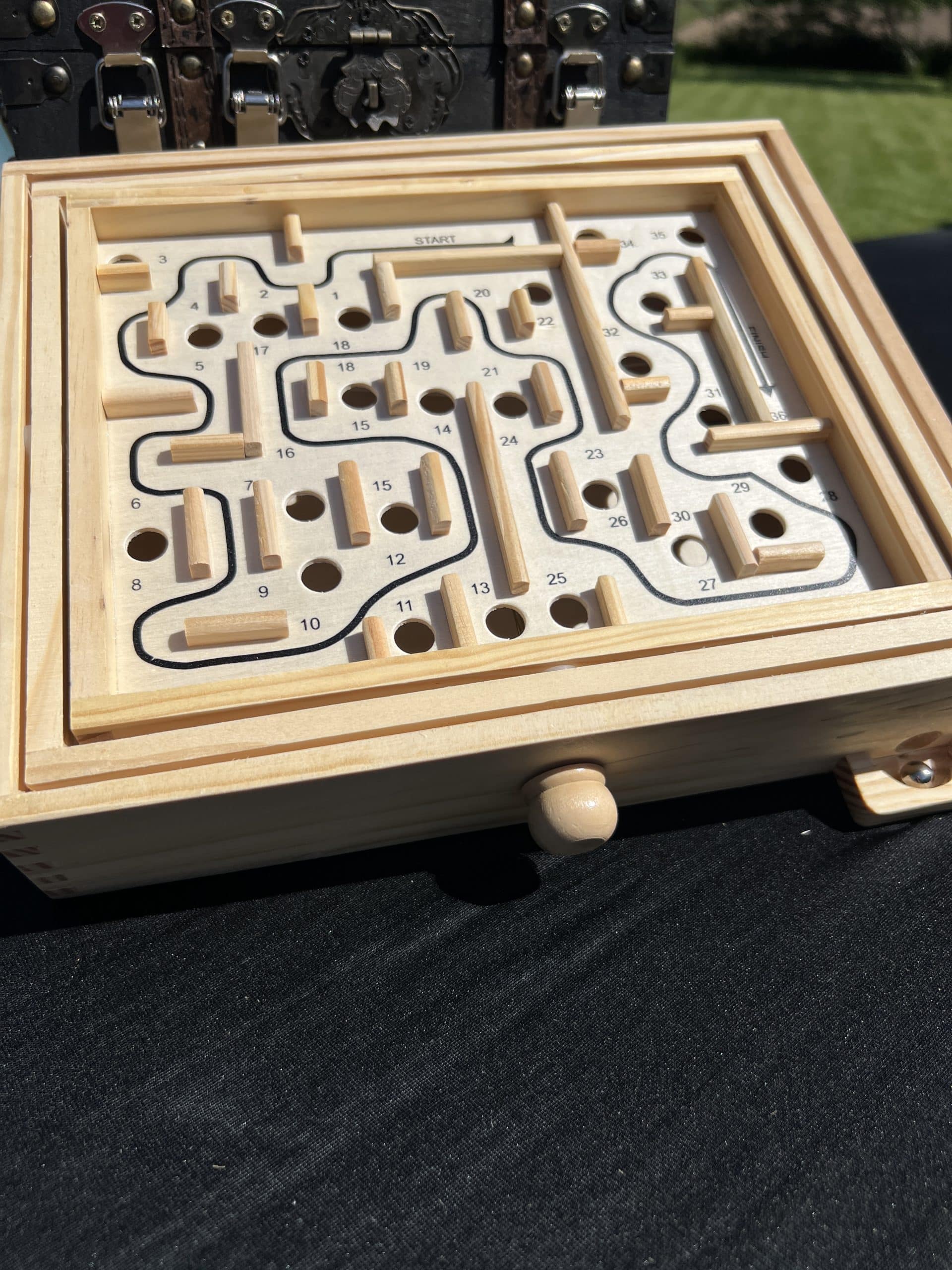 Labyrinthe avec trou pour les billes vue de face