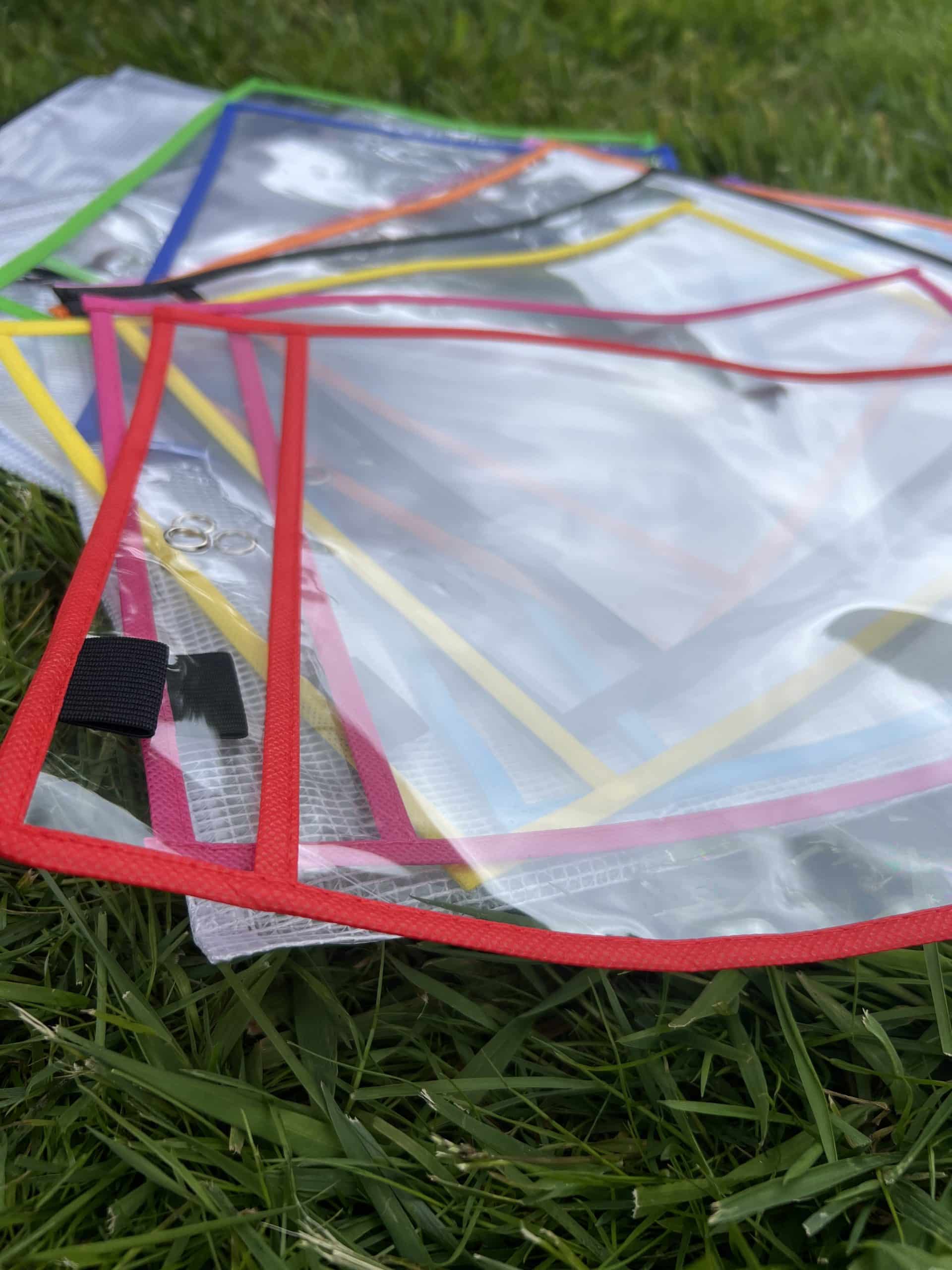 ensemble de pochette effaçable transparente avec liseret de différentes couleurs