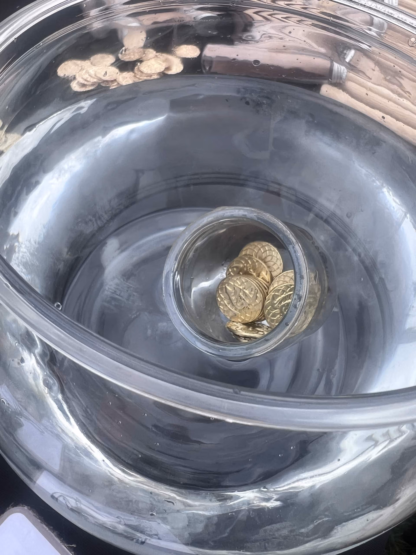Aquarium avec contenant et pièces dorées bien visibles