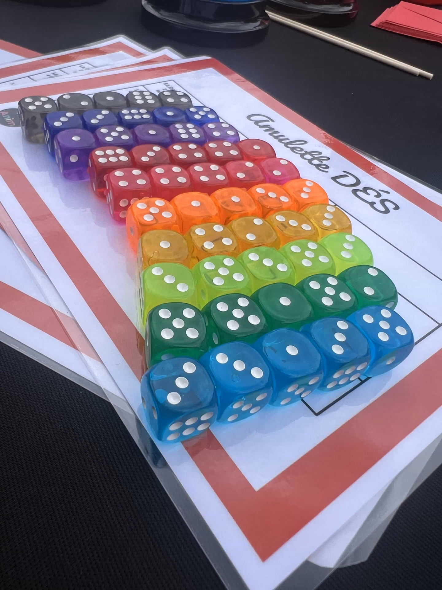 Ensemble de dés multicolores sur une consigne blanche et rouge