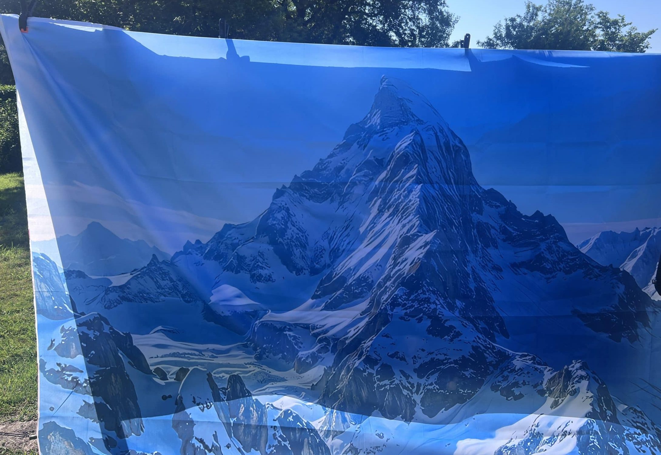 Toile tendue avec paysage de montagne pointue en hiver