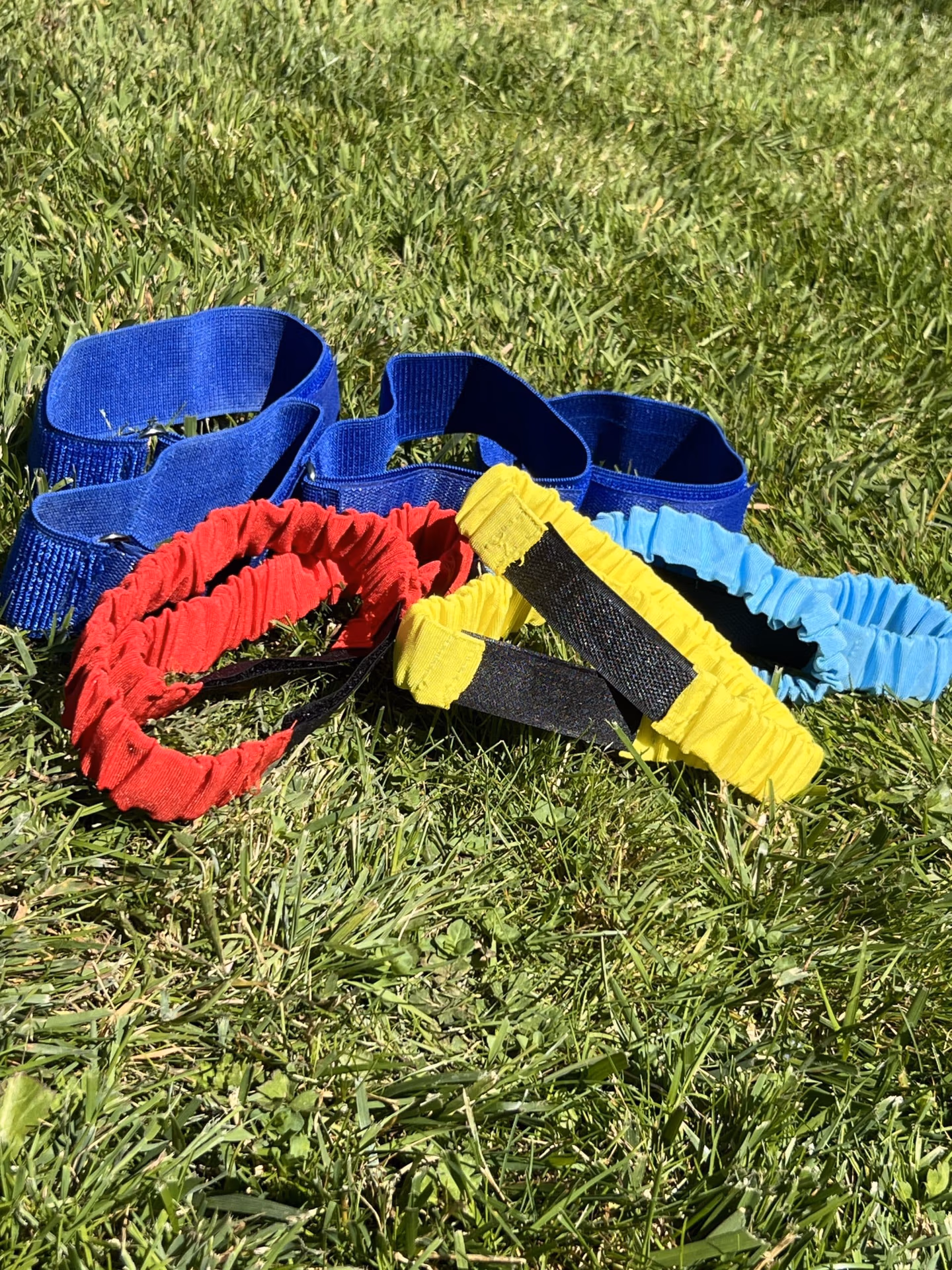 vue sur herbe des attaches pieds élastiques