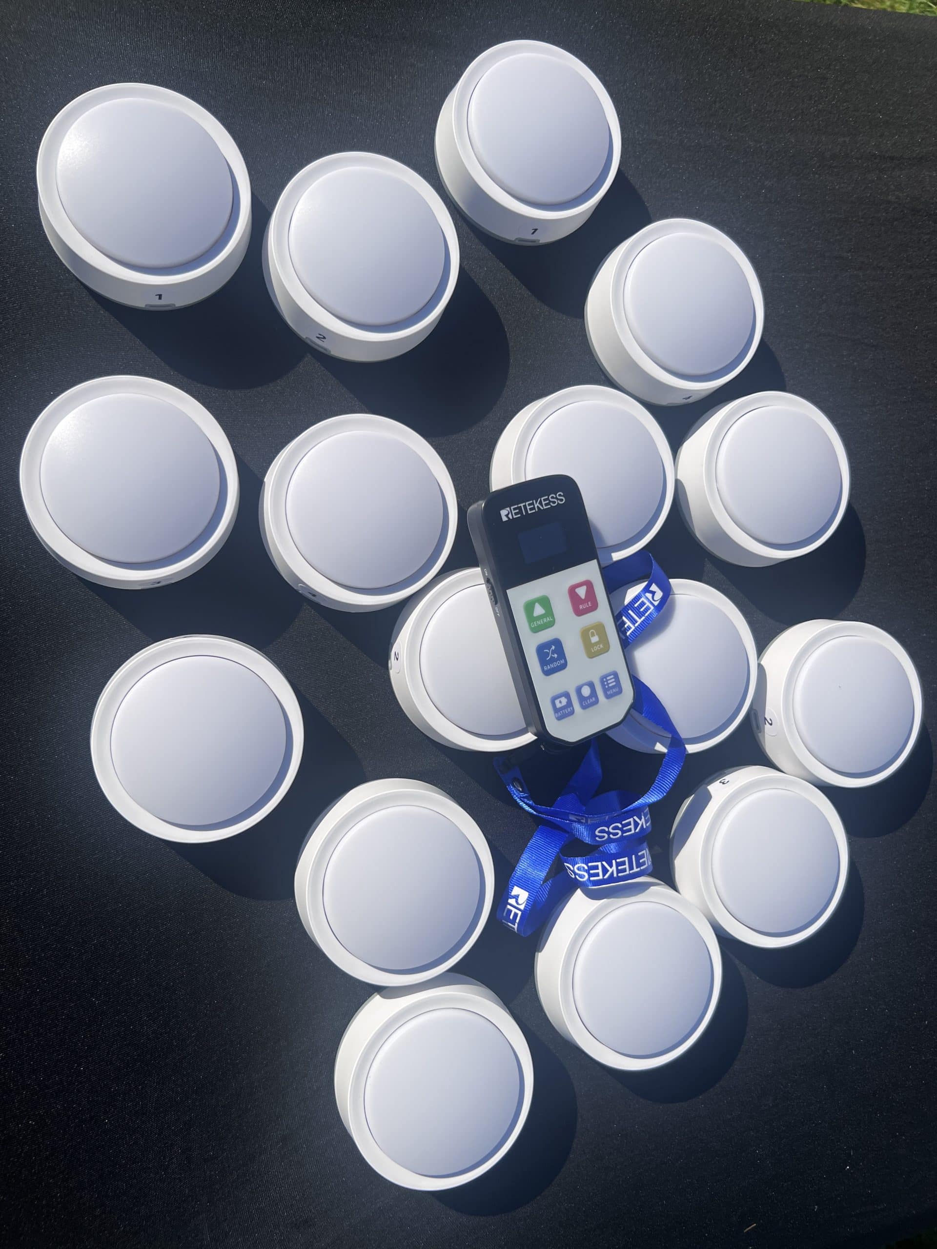 lots de buzzers blancs avec une manette sur un fond noir