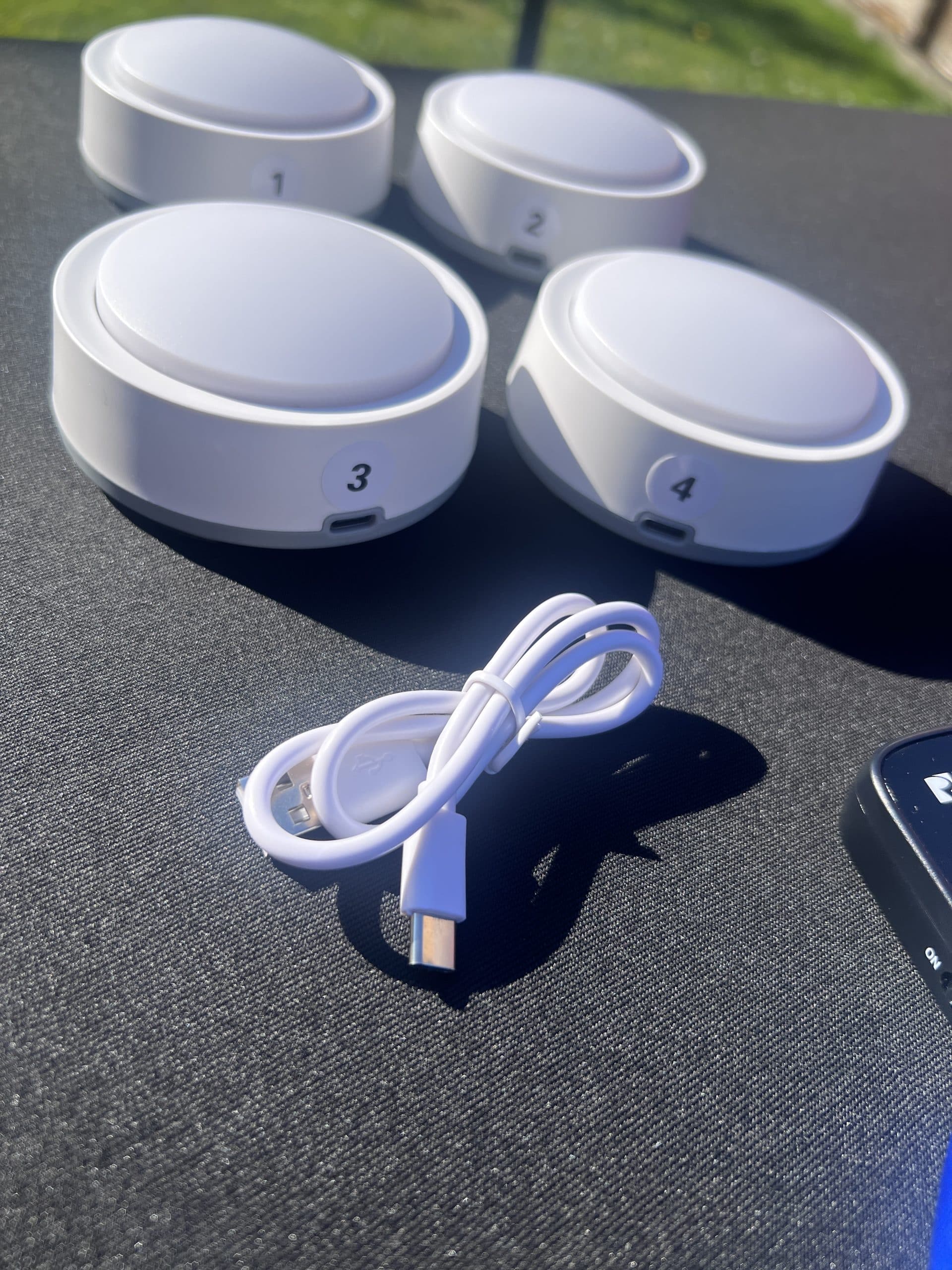 Vue sur 4 buzzers blanc avec cordon d'alimentation
