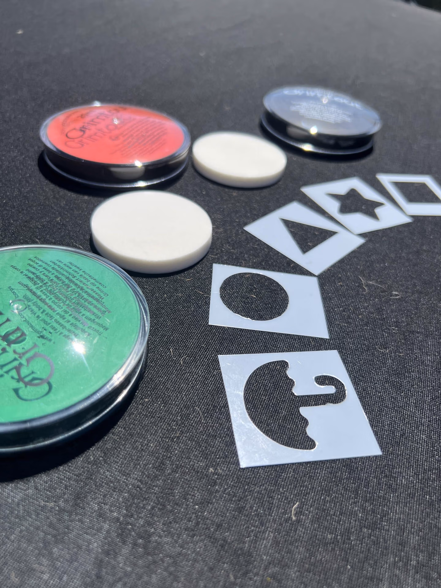 pochoir de différentes formes avec maquillage rouge vert et noire