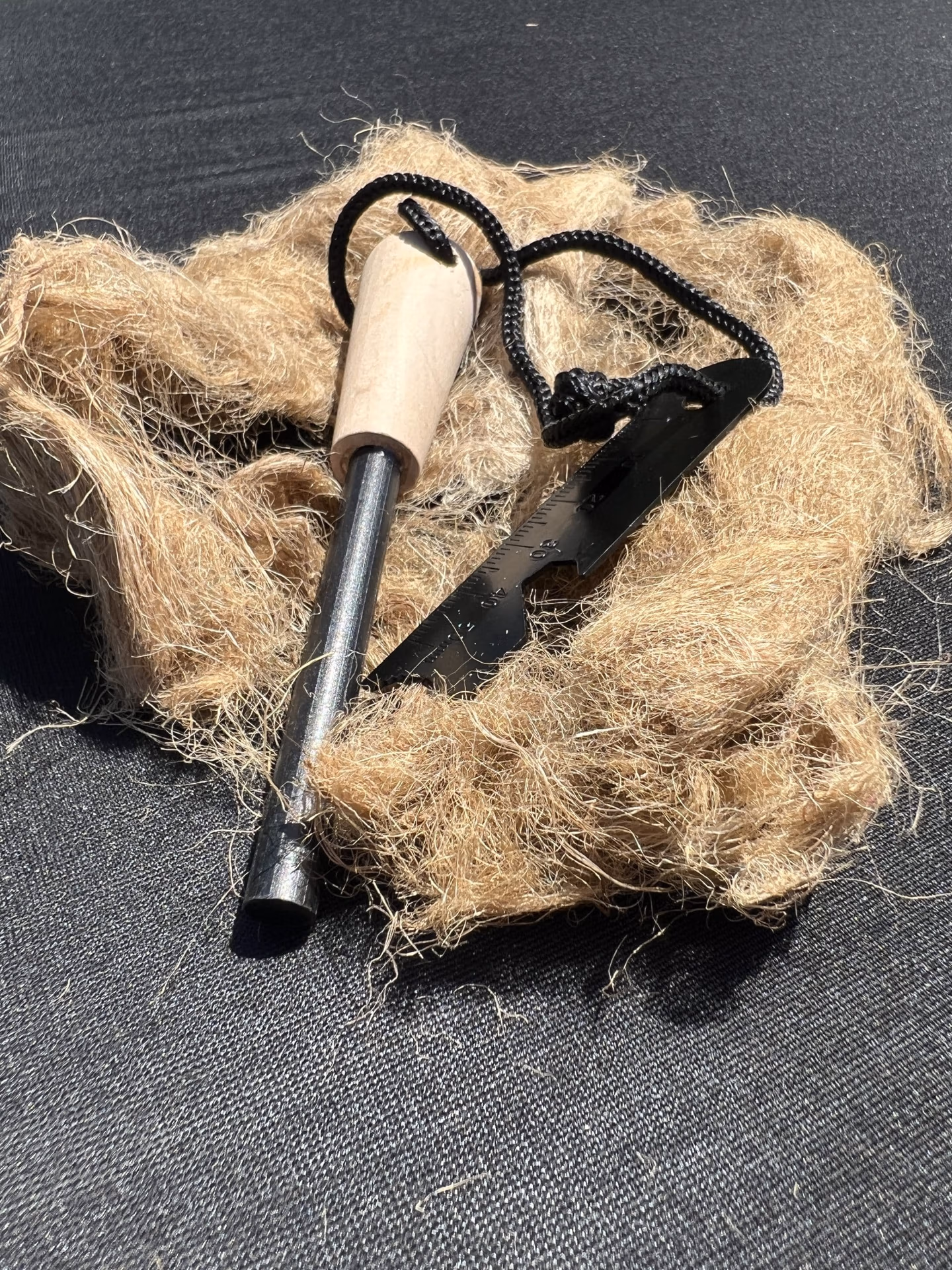 kit d'allumage de feu avec un couteau à pierre ponce te feuillage de coco