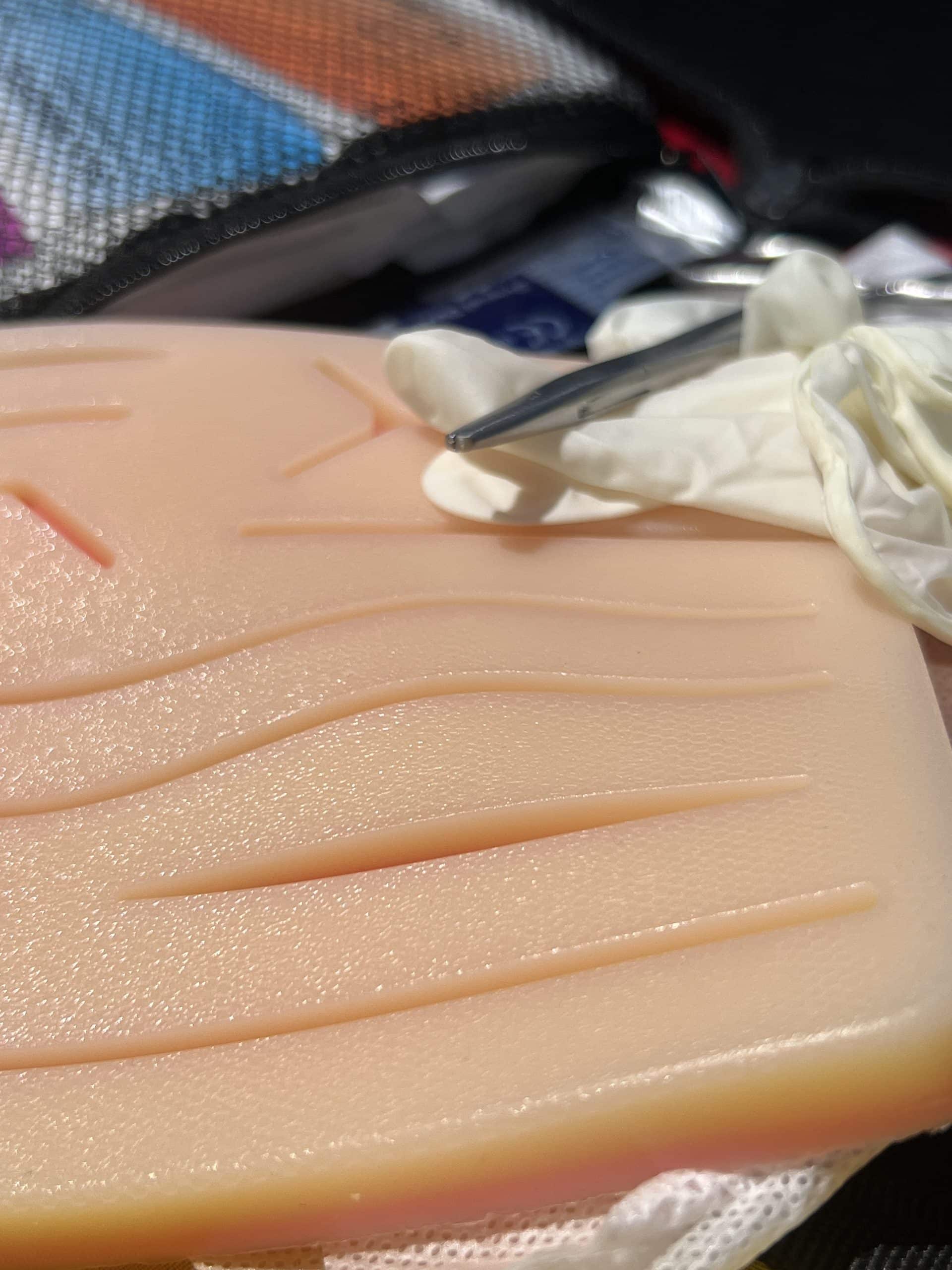 vue du kit de suture avec une planche en silicone beige