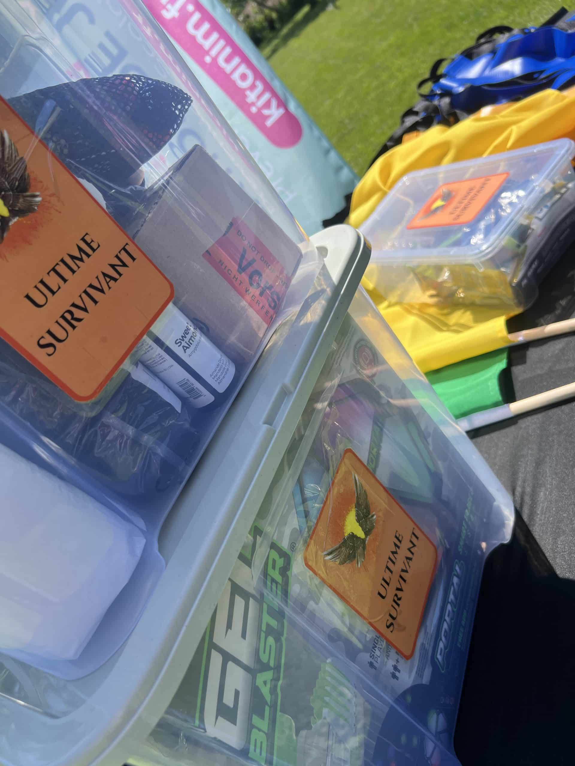 vue global du kit de l'ultime survivant avec les caisses de rangement