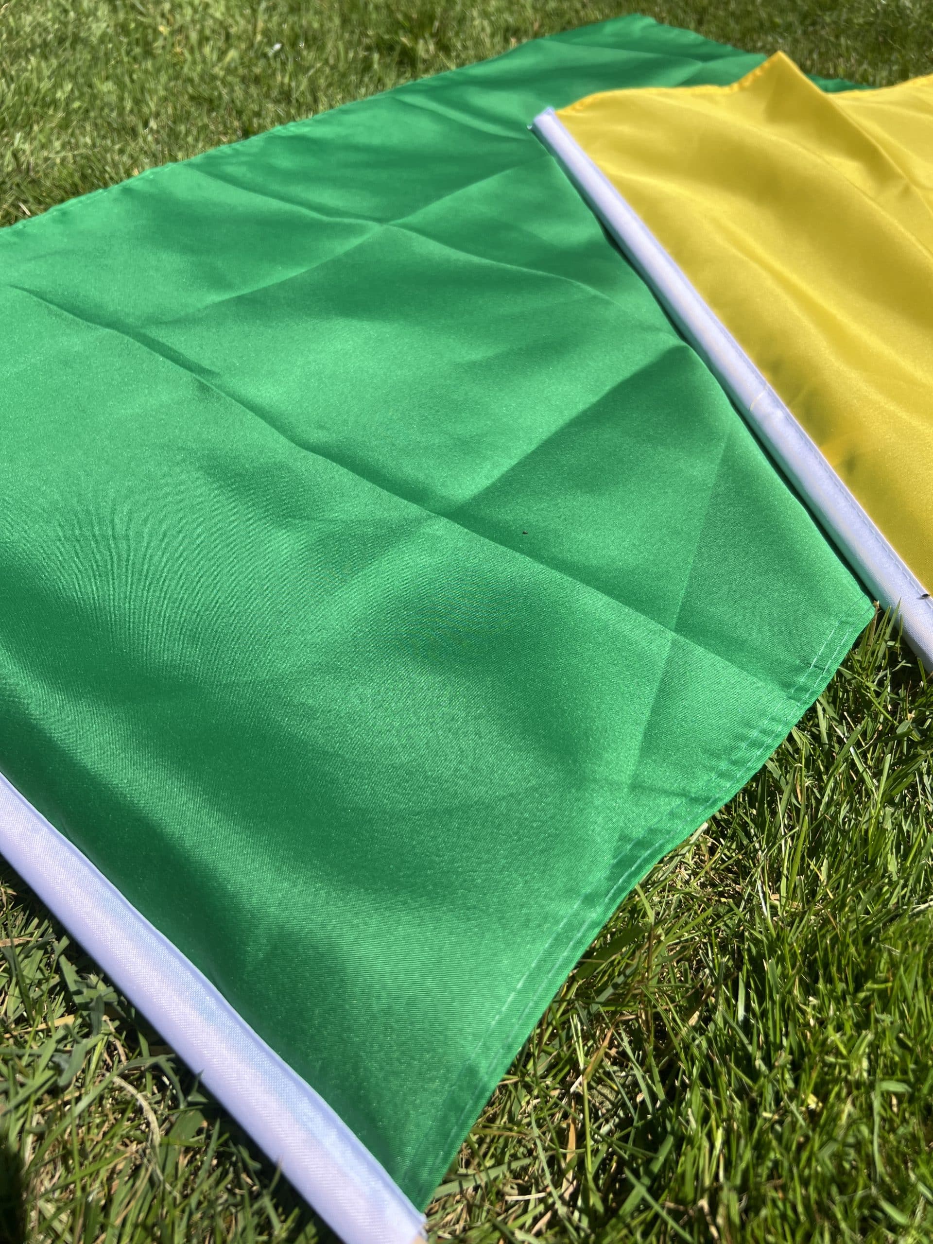 drapeaux jaune et vert étalés au sol