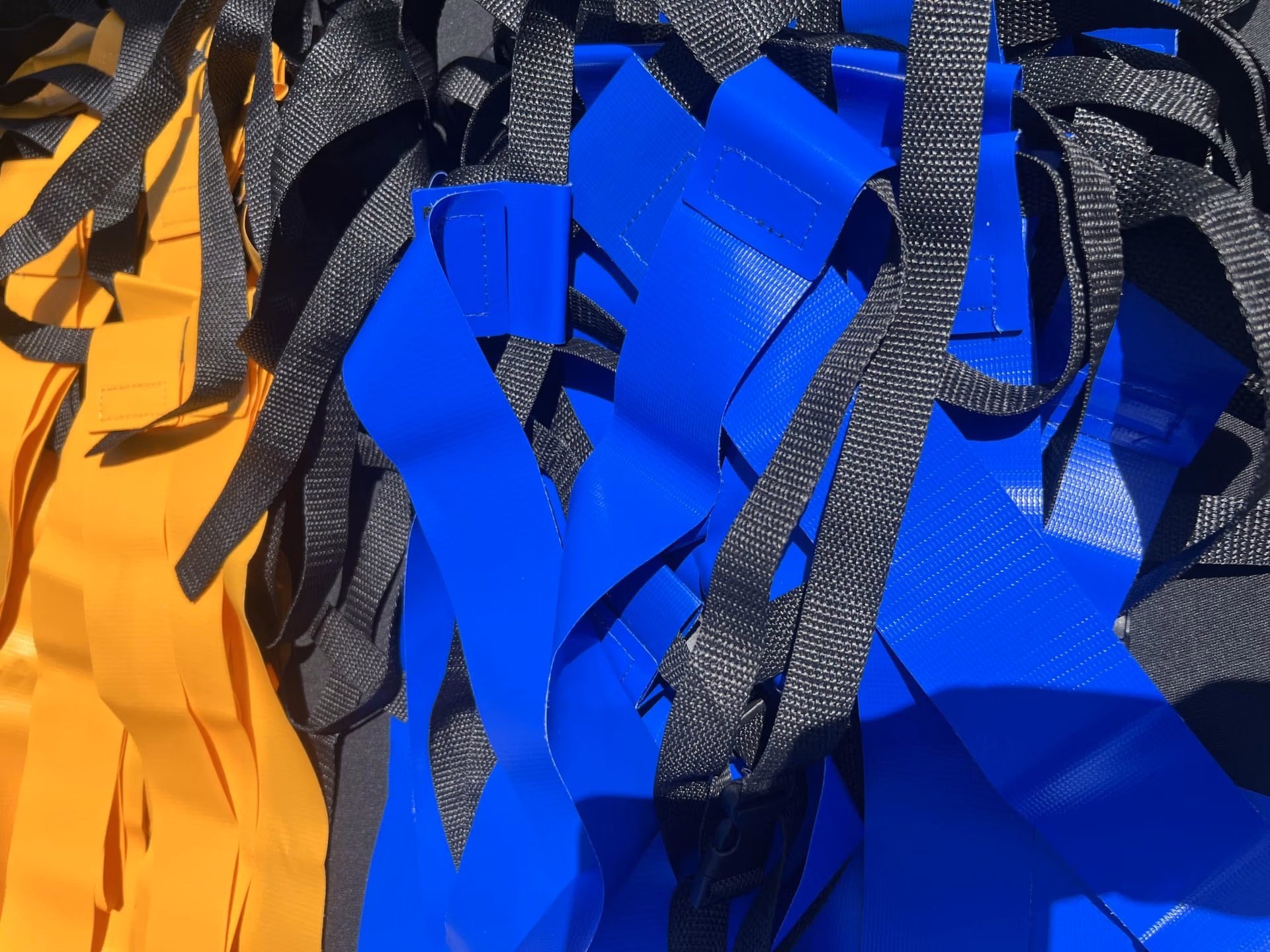 gros plan sur le lot de ceintures de flag jaune et bleu