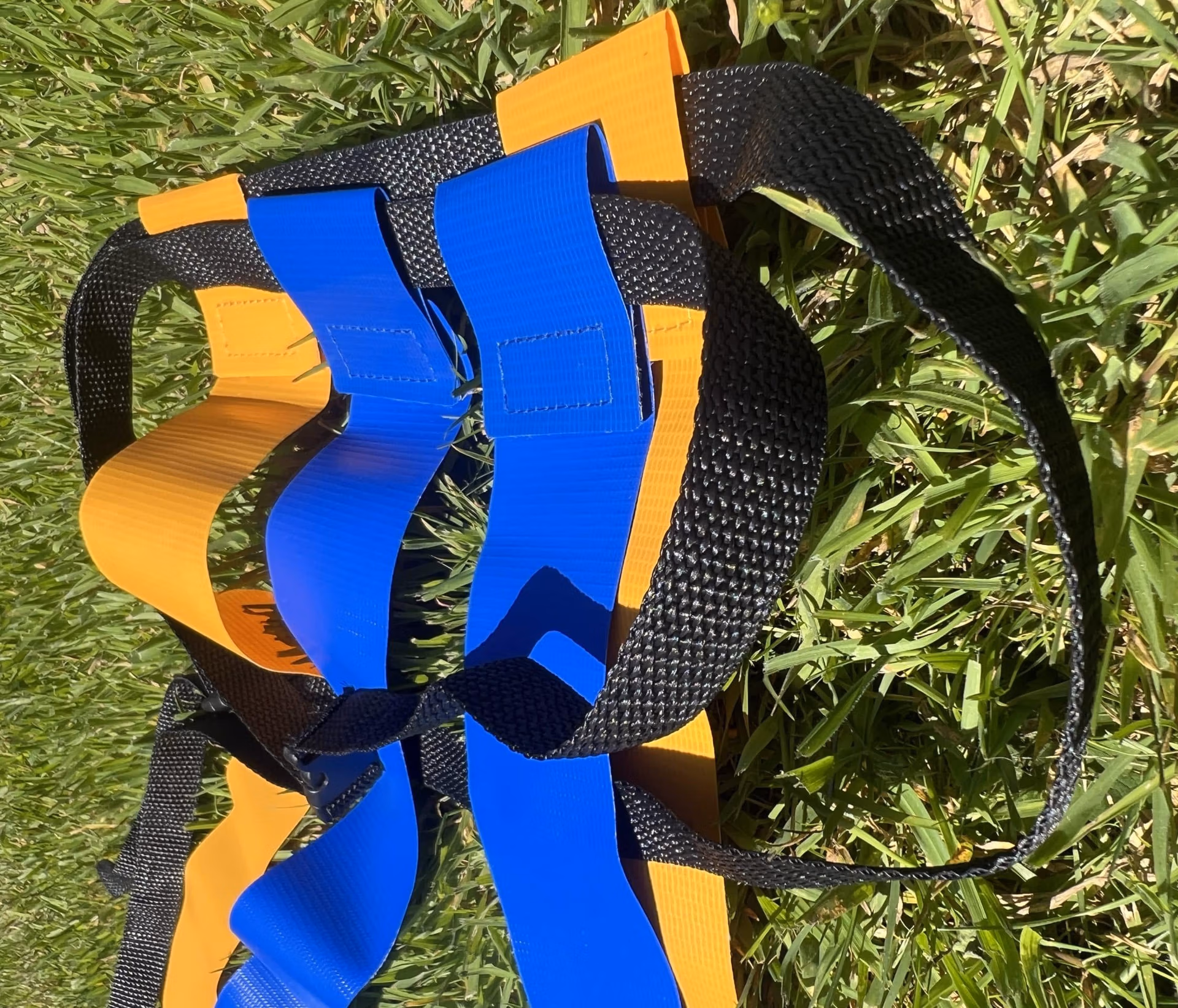 Gros plan sur deux ceintures de flag positionné sur l'herbe jaune et bleu