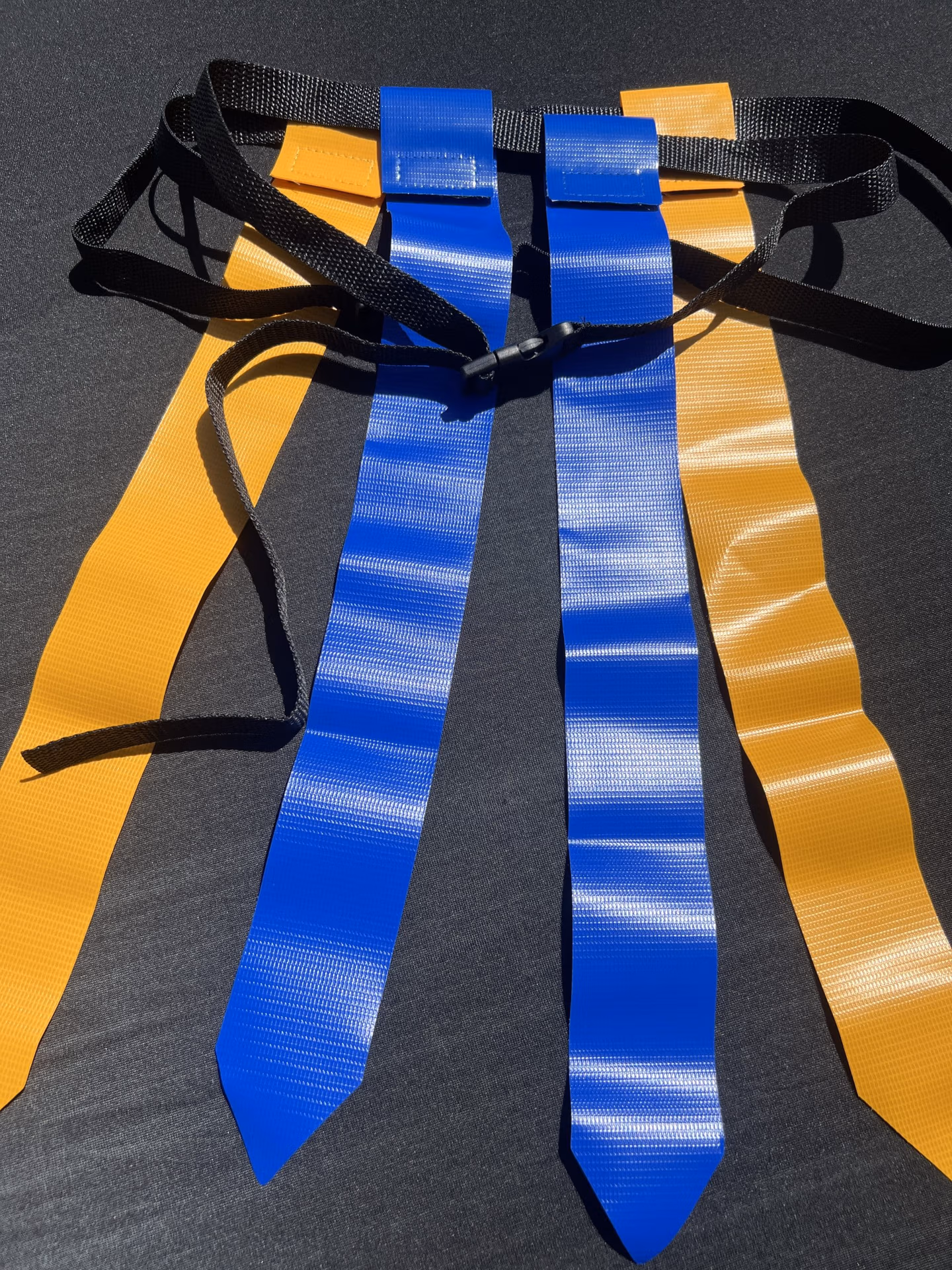 deux ceintures de flag jaune et bleu positionné au sol