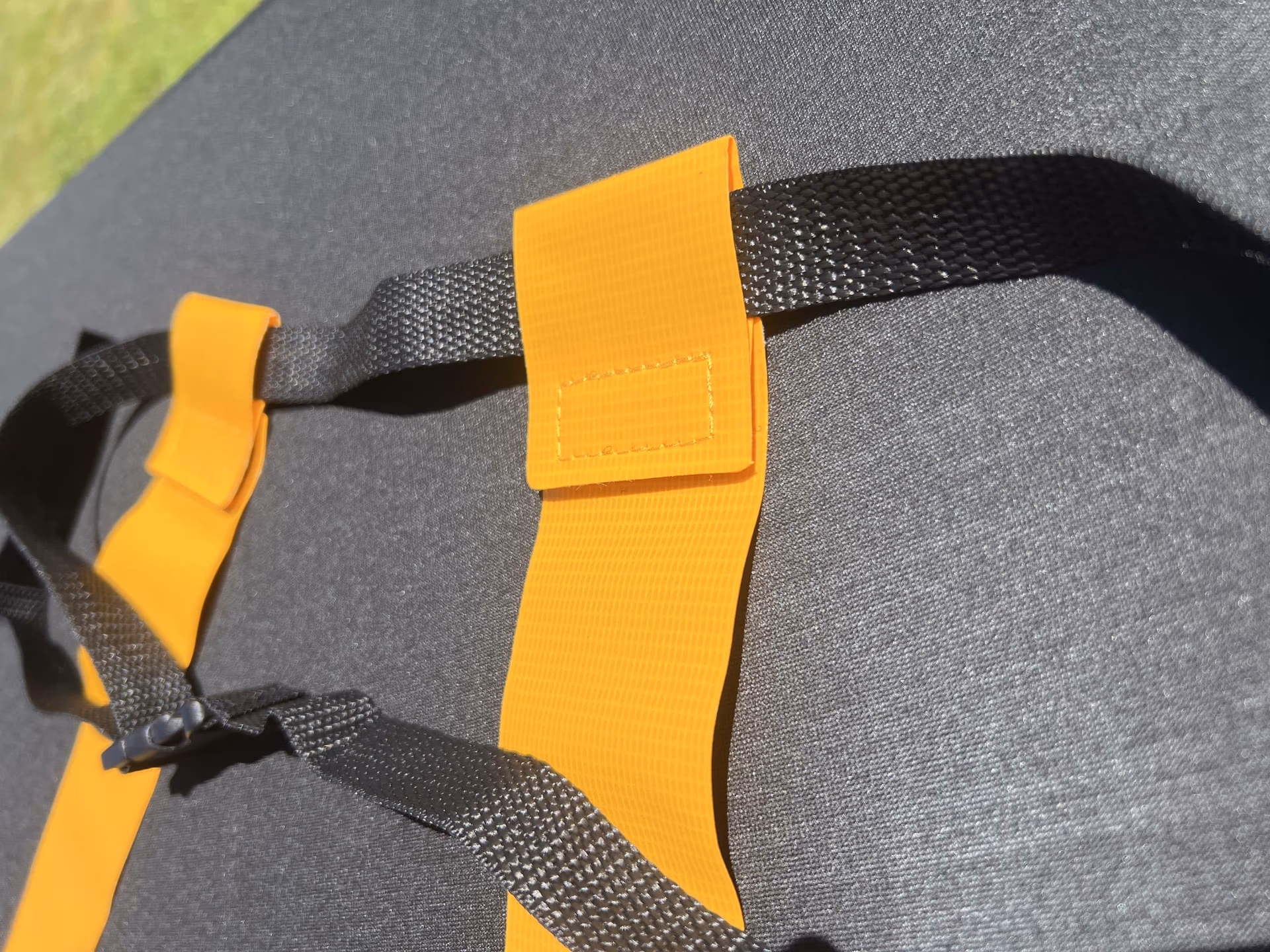 gros plan sur une ceinture de flag jaune avec mode d'accroche