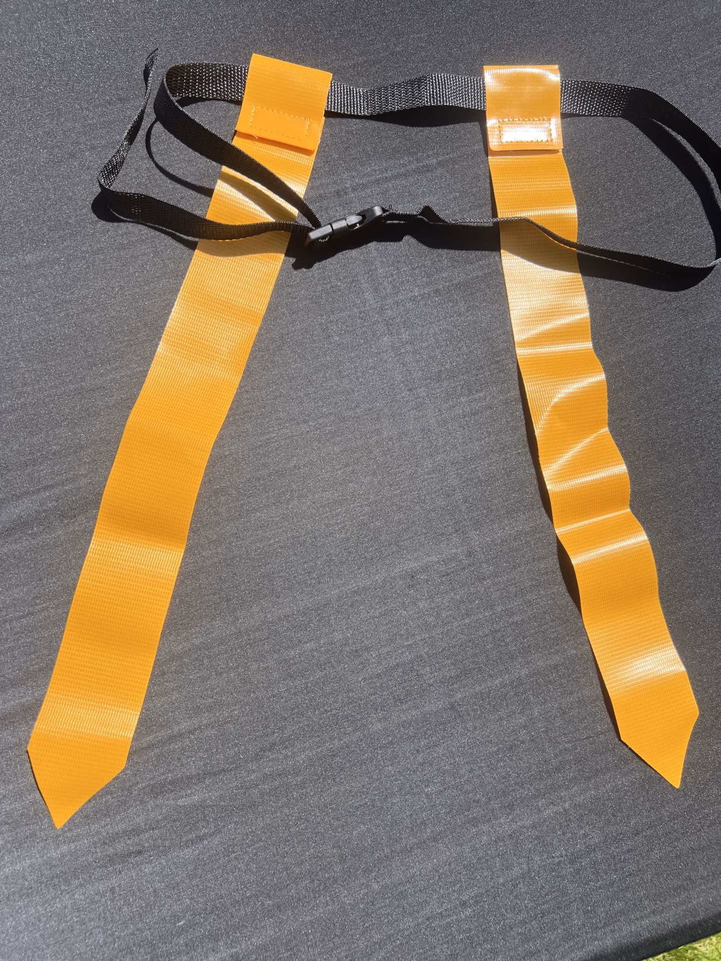 ceinture de flag jaune seule sur le sol