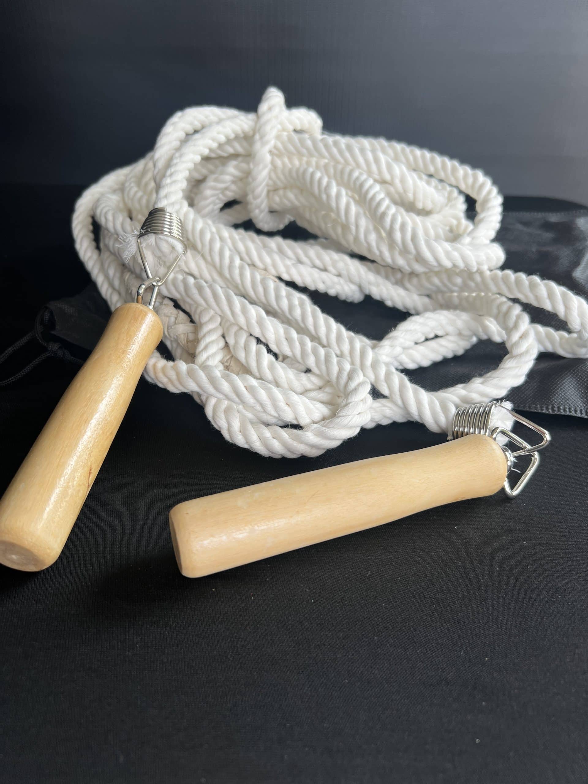 grande corde à sauter beige avec deux poignées en bois pivotantes